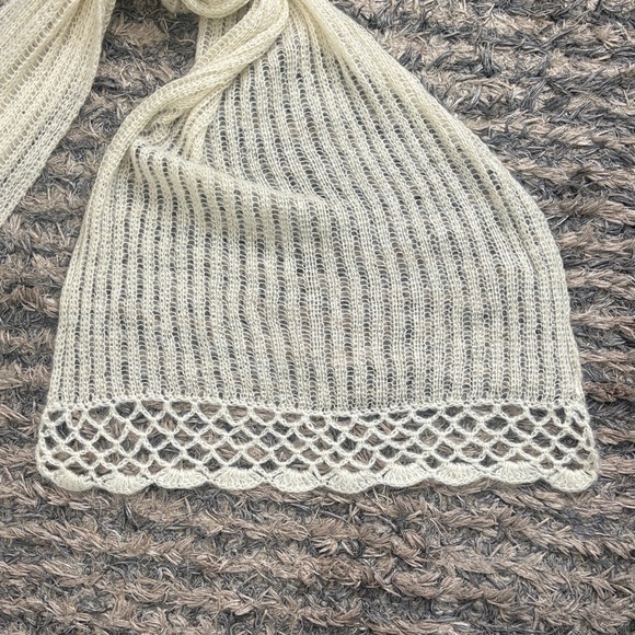 ✨Elegant Cream & Gold Knit Scarf✨ - Picture 2 of 4